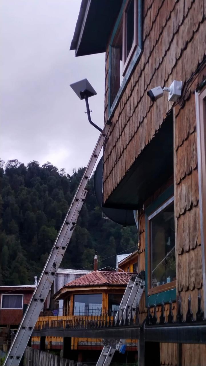 Sistema Starlink y cámara de seguridad instalados para empresa CPT en Puerto Cisnes